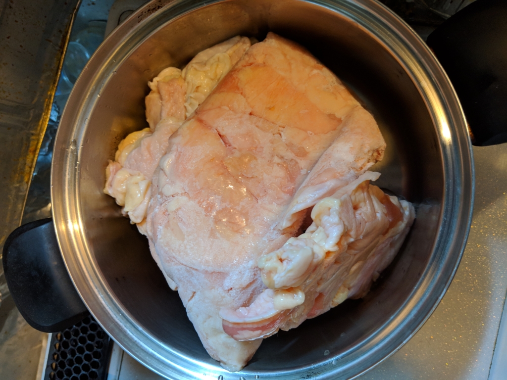 凍った鶏皮ブロック